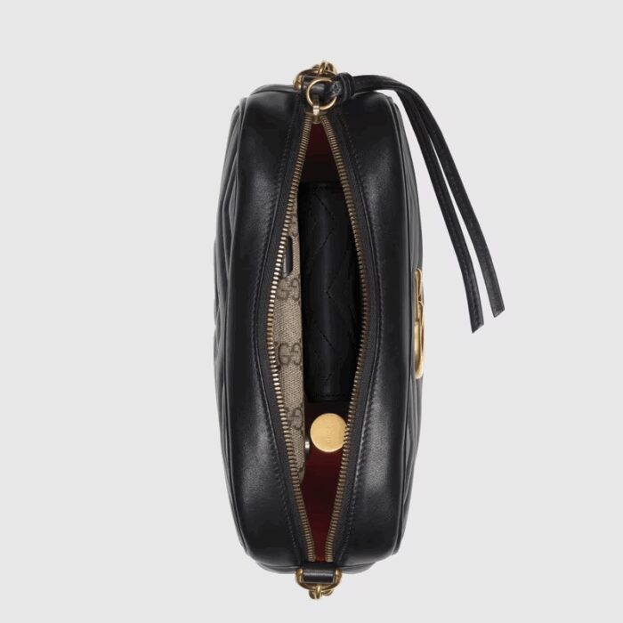 sans-serif; font-size: 12px; vertical-align: baseline; color: #4b4b4b; background-color: #ffffff;">The small GG Marmont chain shoulder bag has a softly structured shape and a zip top closure with the Double G hardware. The chain shoulder strap has a leather shoulder detail. The camera bag is made in matelassé leather with a chevron design and GG on the back.