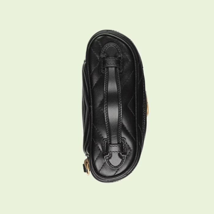 the rounded shape is enriched with the Double G detail. Featuring a detachable chain strap