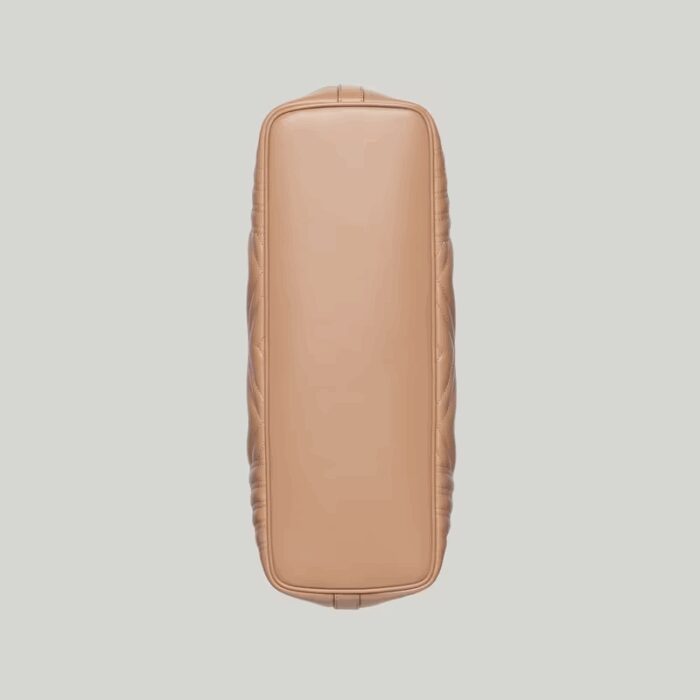 matching Gucci's contemporary vision. This large tote bag reveals a chevron base