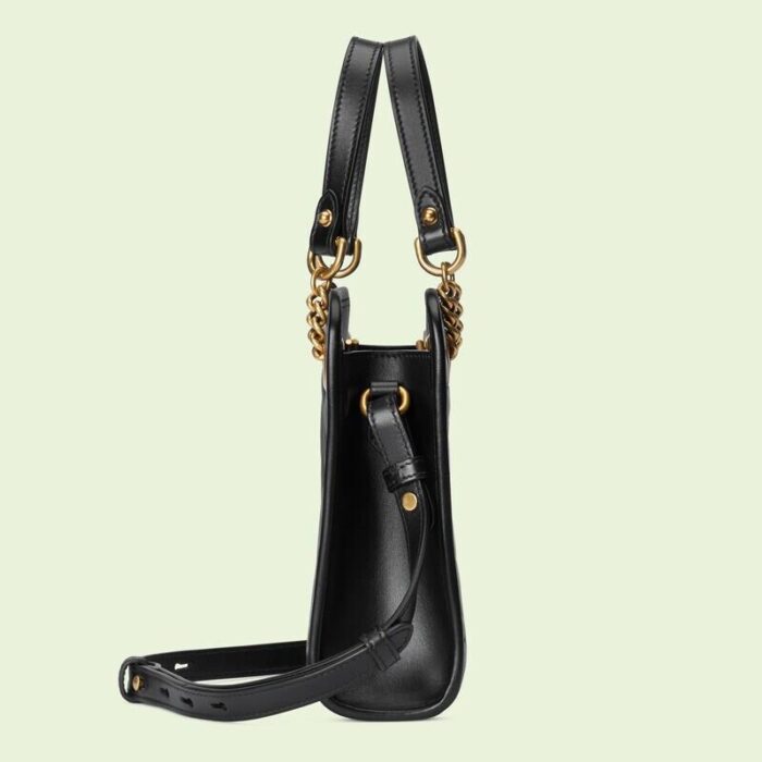 reproducing the trend of the 90s. Crafted in black quilted leather
