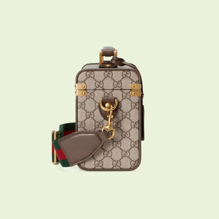 sans-serif; font-size: 12px; vertical-align: baseline; color: #4b4b4b; background-color: #ffffff;">Gucci Love Parade presents new iterations of vintage styles. This beauty case is crafted from the House's GG monogram in beige and ebony Supreme canvas