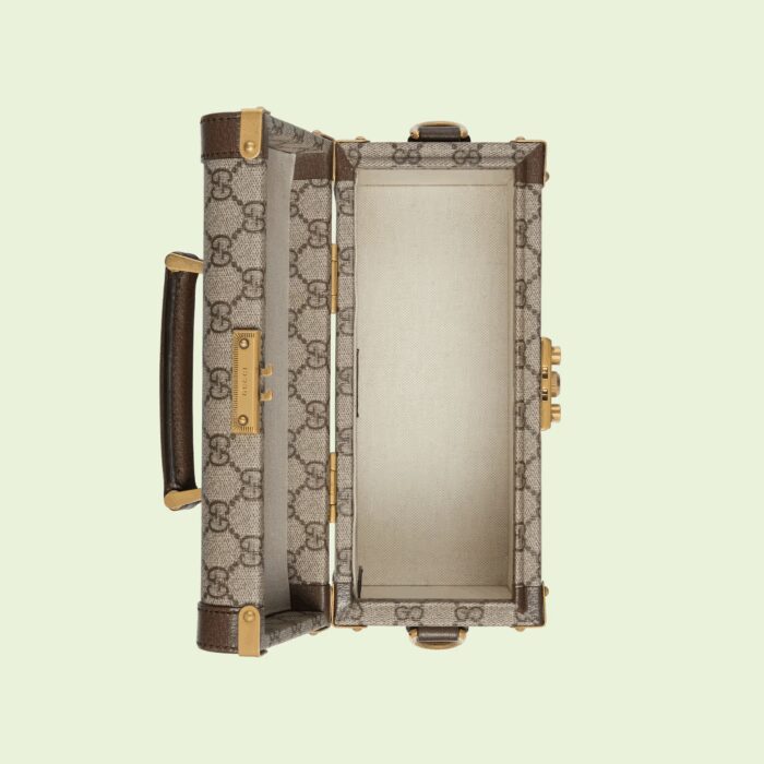 while the top handle and shoulder strap allow for versatile ways to wear it. This item is part of Gucci’s MX