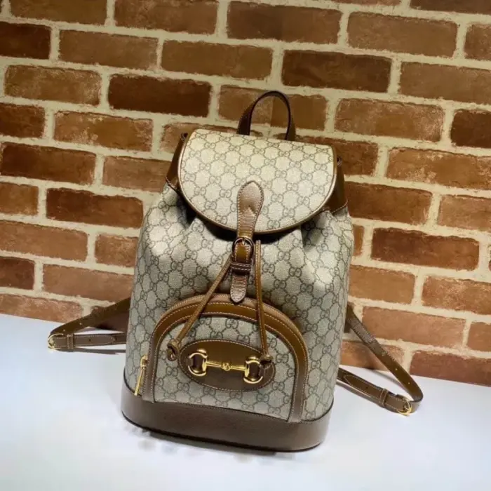 combining classic elements with a modern twist.Crafted from high-quality GG Supreme canvas and leather