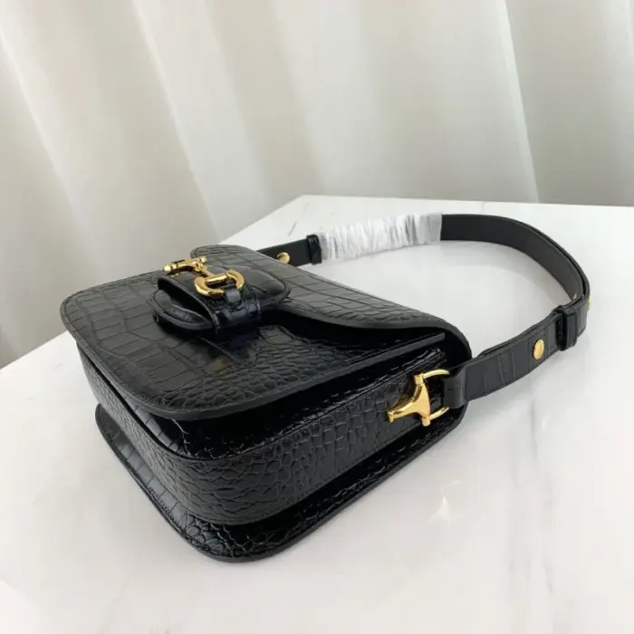 this bag is a true embodiment of Gucci’s timeless elegance. The three gussets provide ample space