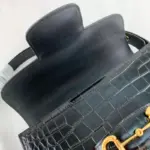 allowing you to adjust the drop length from 9.8 inches to 17.7 inches according to your preference. The flap closure adds an extra layer of security to keep your essentials safe.Experience the allure of the Gucci 1955 Horsebit collection with this remarkable crocodile shoulder bag. Elevate your style and make a bold fashion statement with this iconic piece from Gucci.