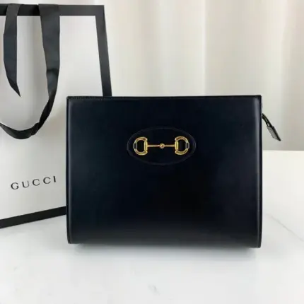 ensuring that you’re always looking your best no matter where you go. The pouch features a convenient top zip fastening and is adorned with a beautiful horsebit detail.Measuring at 25.5 x 20.5 x 6 cm