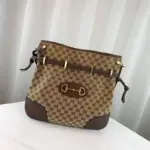 designed with timeless elegance and the iconic Gucci details. This messenger bag draws inspiration from archival designs