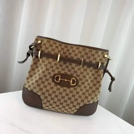 designed with timeless elegance and the iconic Gucci details. This messenger bag draws inspiration from archival designs