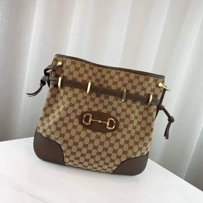 designed with timeless elegance and the iconic Gucci details. This messenger bag draws inspiration from archival designs