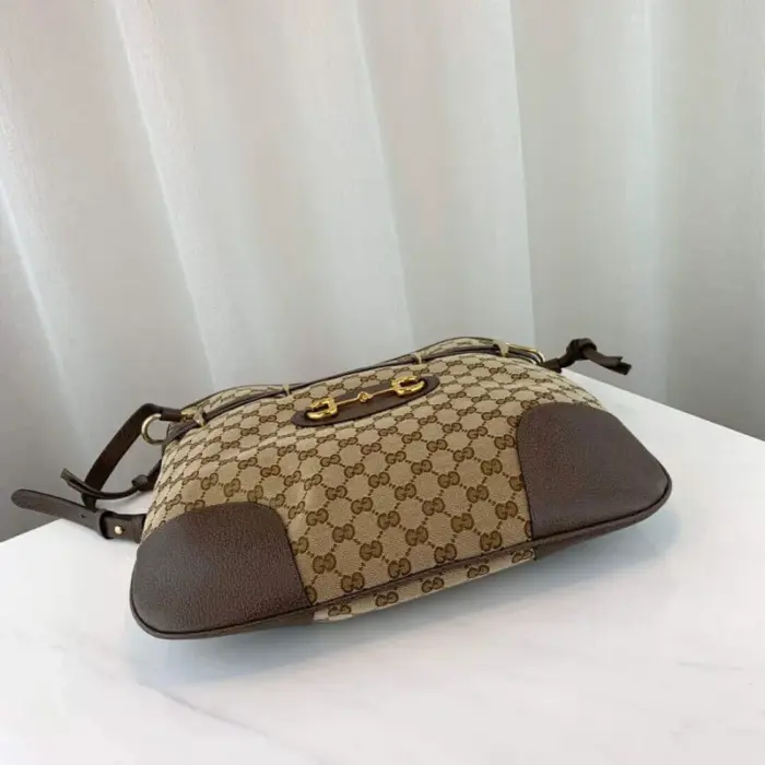 a symbol synonymous with Gucci and borrowed from the equestrian world.Crafted from beige and brick red Original GG canvas