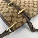 the bag exudes sophisticated charm. It is adorned with maroon metal-free tanned leather trim