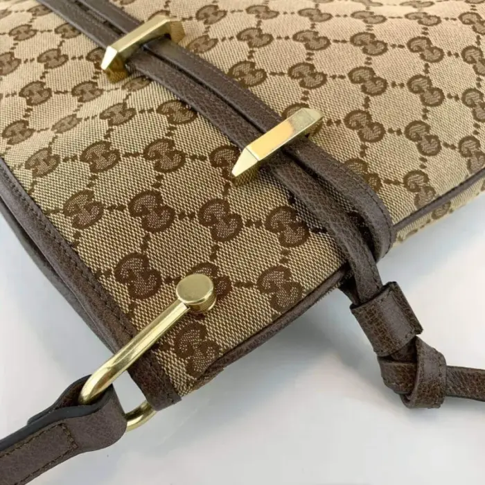 the bag exudes sophisticated charm. It is adorned with maroon metal-free tanned leather trim