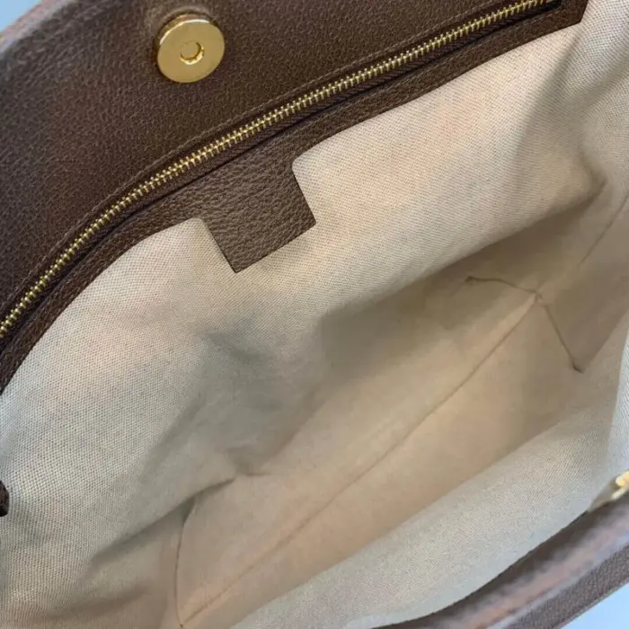 ensuring your belongings are securely stored. With an interior zipper pocket