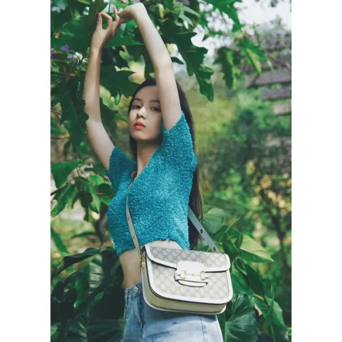 a double ring and bar design inspired by the equestrian world and recognized as one of Gucci’s most distinctive symbols. The small flap shoulder bag is crafted from Gucci’s signature monogram fabric