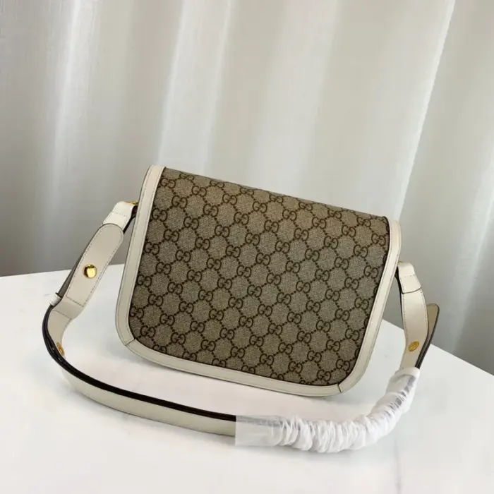 the bag is lined with microfiber material that has a suede-like finish. The bag also comes with a special mechanism that allows you to adjust the length of the shoulder strap