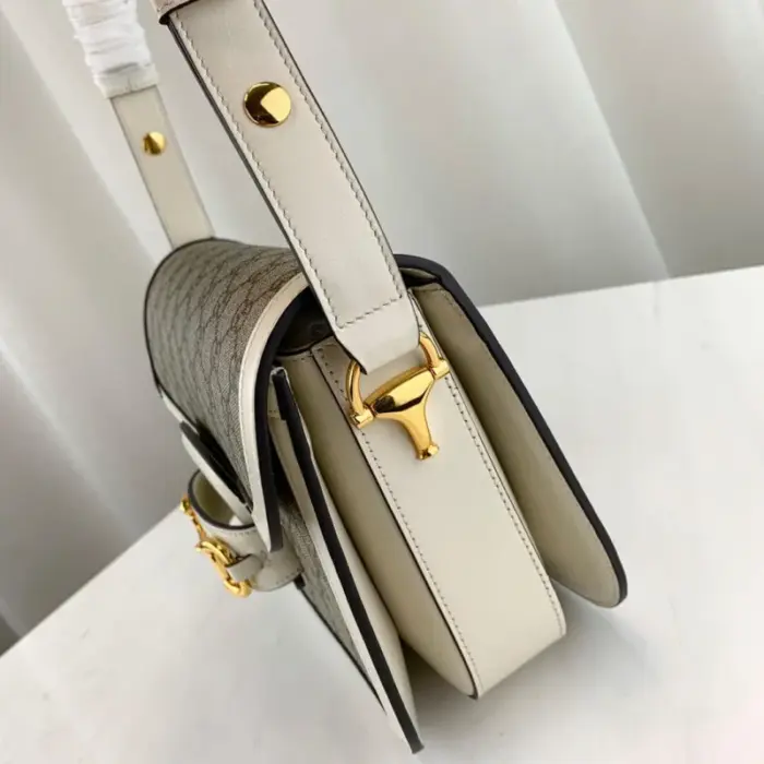 one with a zipper pocket and one with an open pocket for convenient storage.The shoulder strap of the bag can be adjusted from a 9.8-inch to a 17.7-inch drop