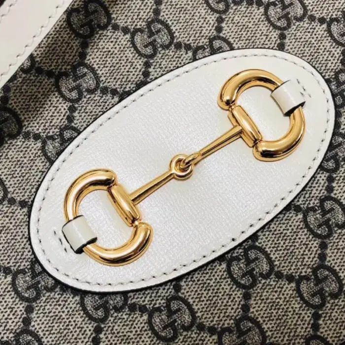 a symbol borrowed from the equestrian world and firmly established in Gucci’s genetic code.The bag is constructed from beige/ebony GG Supreme canvas
