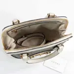 while metal feet at the bottom offer protection and durability.Inside the bag