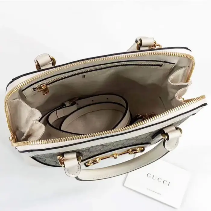 while metal feet at the bottom offer protection and durability.Inside the bag