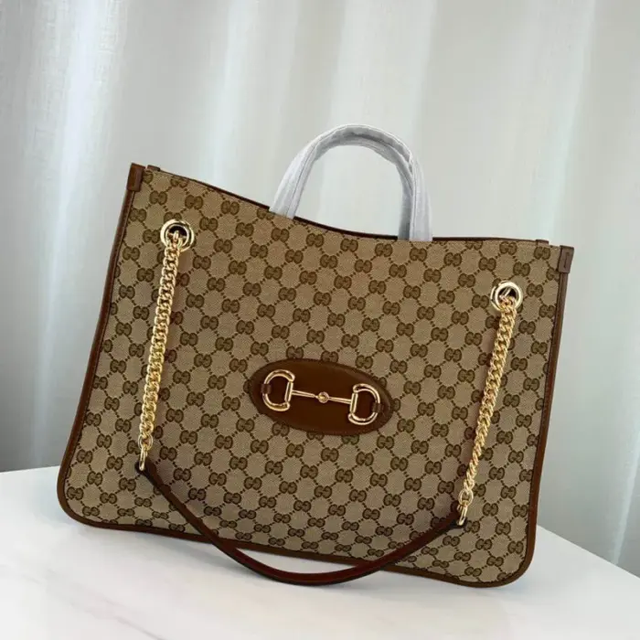 this tote bag is a standout from the Gucci 1955 Horsebit collection for Spring Summer 2020. Crafted from GG Supreme canvas with elegant brown leather trim