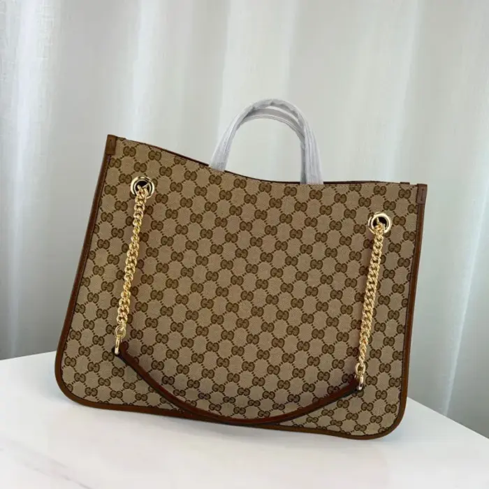 while incorporating modern elements. The iconic Horsebit detail