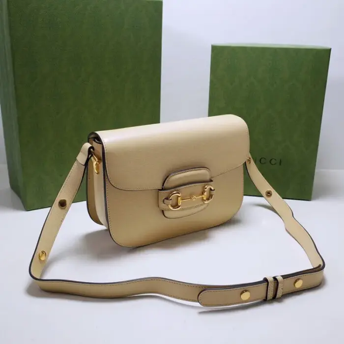 takes center stage on this small flap shoulder bag.Crafted from textured brown leather with a vintage effect