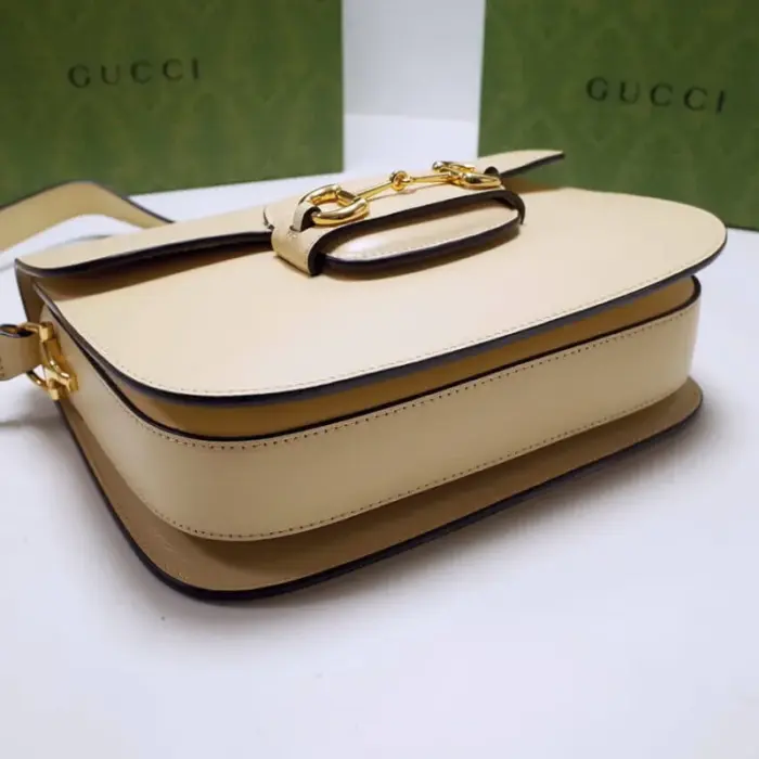 ensuring durability and a luxurious feel.What sets this bag apart is its special mechanism that adjusts the length of the shoulder strap. Whether you prefer to carry it on one shoulder or wear it cross-body