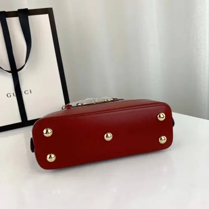 a distinctive element firmly rooted in Gucci’s DNA and borrowed from the equestrian world.The bag is crafted from black