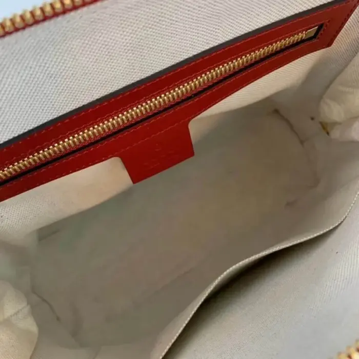 as well as interior zipper and open pockets for added convenience. The Horsebit detail at the front adds a touch of elegance