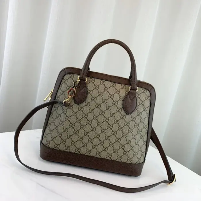 adding a luxurious touch to the design.One of the standout elements of this bag is the contrasting BOUTIQUE lettering displayed atop the GG Supreme printed canvas. This contemporary detail reflects the current trend of incorporating slogans into fashion