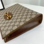 prominently displayed on a leather tab that beautifully contrasts the House’s monogram canvas. Its slim shape is complemented by a single open pocket and a secure zippered closure.Crafted with the environment in mind