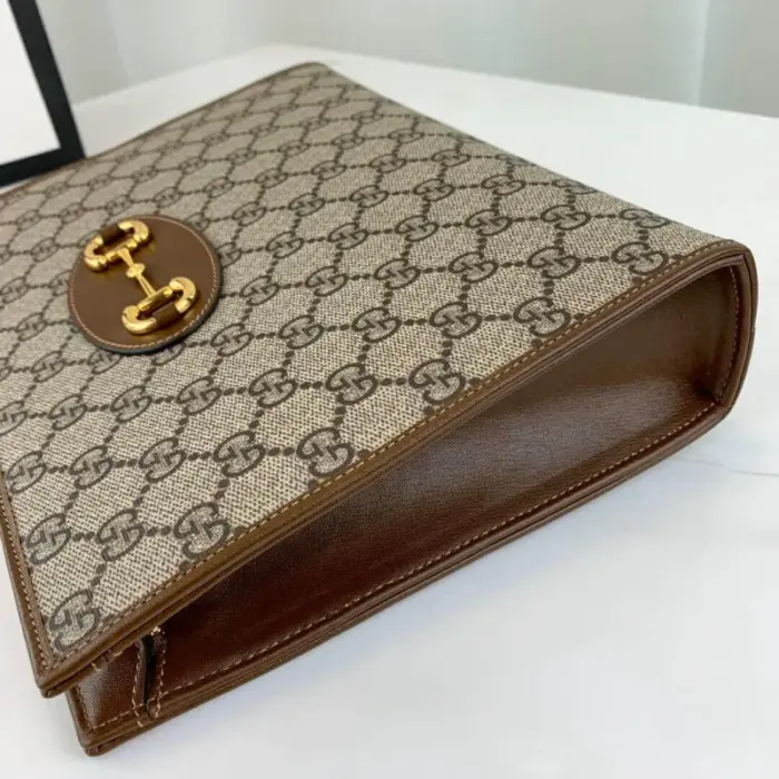 prominently displayed on a leather tab that beautifully contrasts the House’s monogram canvas. Its slim shape is complemented by a single open pocket and a secure zippered closure.Crafted with the environment in mind