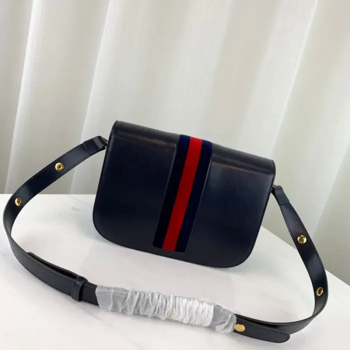 this bag captures the essence of the original style while adding a modern touch.The bag features the signature Horsebit design
