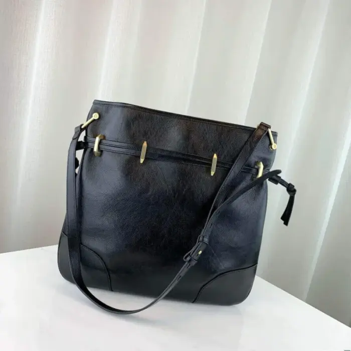 the Gucci 1955 Horsebit messenger bag pays homage to its origins while embracing a modern aesthetic. The iconic Horsebit emblem