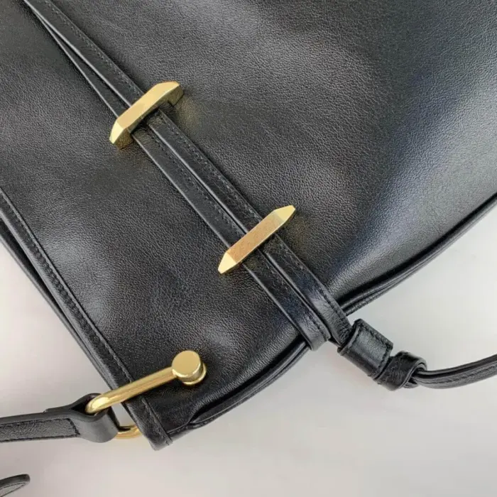 enhancing the bag’s charm and sophistication.Crafted from premium black soft metal-free tanned leather