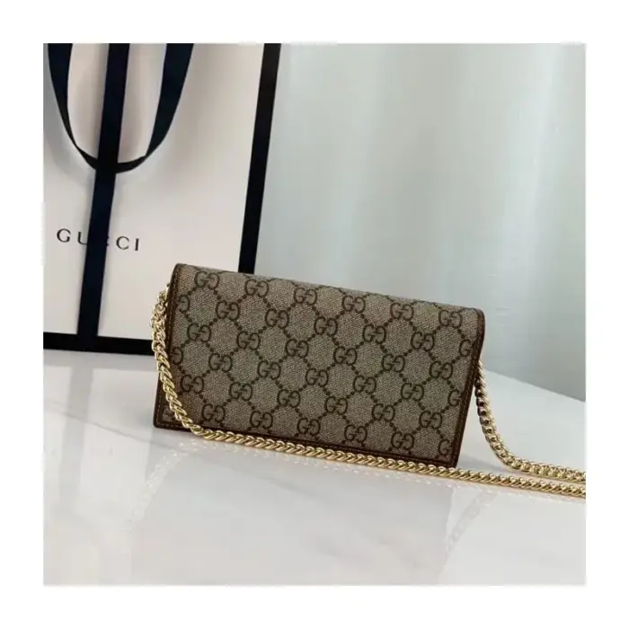 this chain wallet is a part of the iconic Gucci 1955 Horsebit accessories collection.Crafted from the luxurious beige/ebony GG Supreme canvas