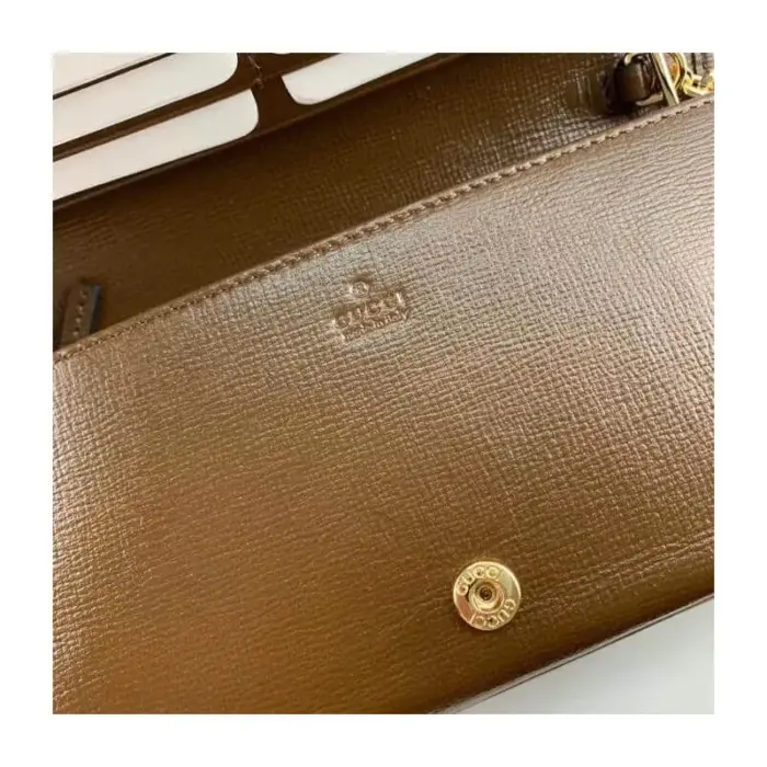 ensuring that your essentials are well-protected. The wallet boasts six credit card slots