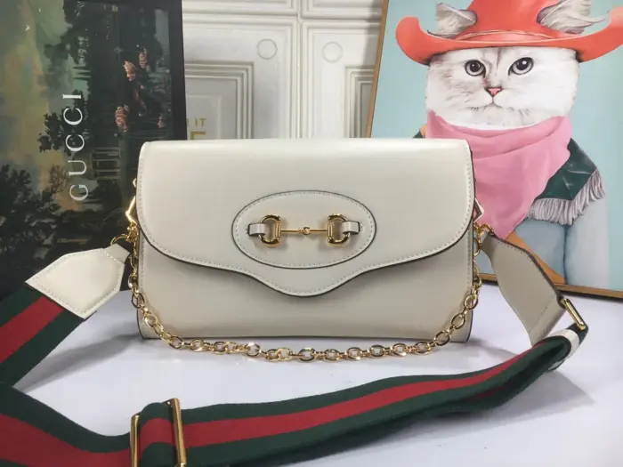 this bag comes with two detachable shoulder straps. The first strap is crafted in the emblematic green and red Web design