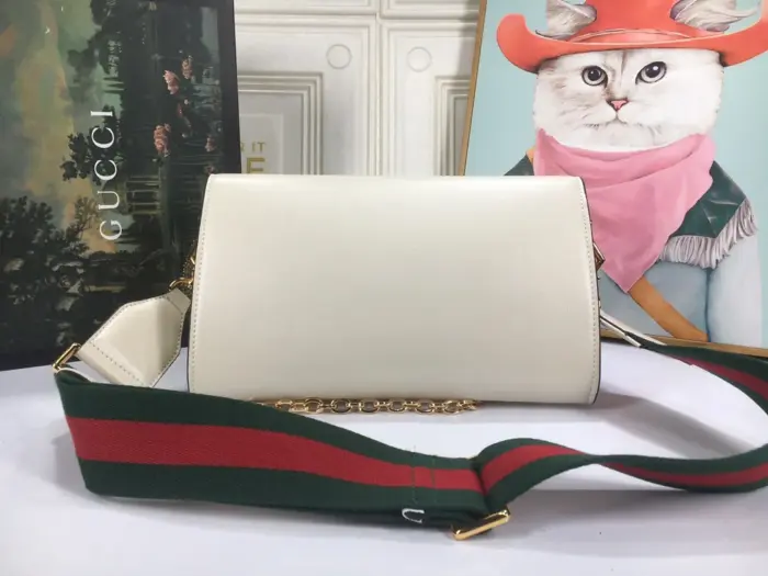 instantly recognizable as a Gucci staple.Whether you prefer a shorter or longer strap