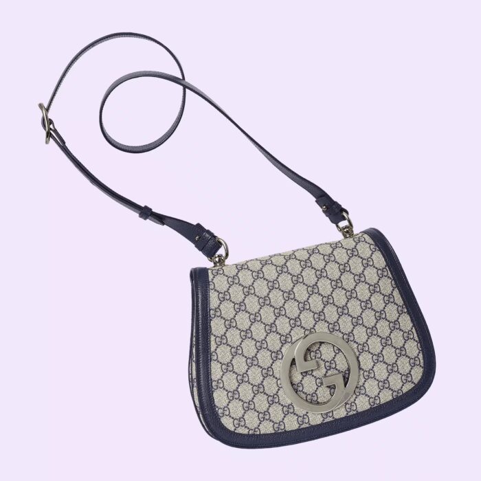 a geometrically shaped version of the Interlocking G logo comes to the fore. The gold-toned hardware adds a defined vintage feel to the style