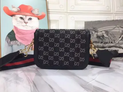 showcasing the historic origins of its material in a captivating way. The timeless blend of blue and beige in the iconic GG Supreme canvas brings a sense of nostalgia to the Gucci Love Parade collection. This mini bag perfectly captures the classic essence of the Gucci Horsebit 1955 line.Crafted with meticulous attention to detail
