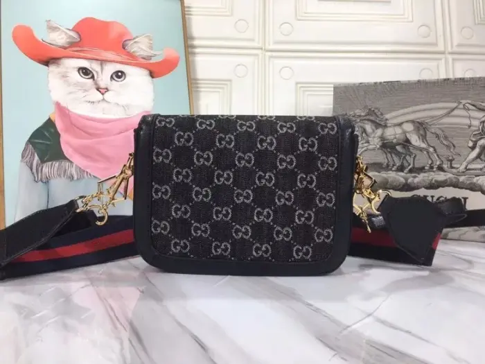 showcasing the historic origins of its material in a captivating way. The timeless blend of blue and beige in the iconic GG Supreme canvas brings a sense of nostalgia to the Gucci Love Parade collection. This mini bag perfectly captures the classic essence of the Gucci Horsebit 1955 line.Crafted with meticulous attention to detail