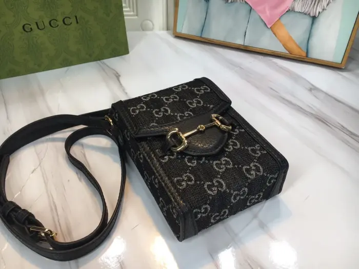 the bag exudes a timeless elegance. The microfiber lining has a suede-like finish