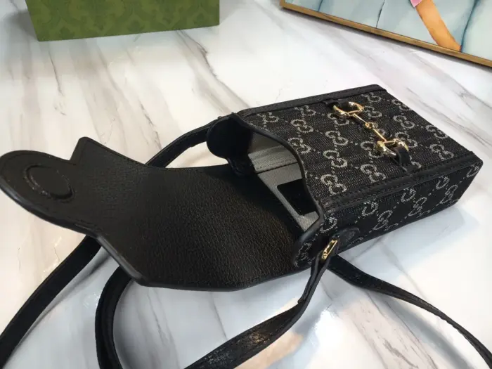 adding a luxurious touch to the interior. Measuring 11.5 x 17 x 4cm (4.5??W x 6.7??H x 1.6??D)