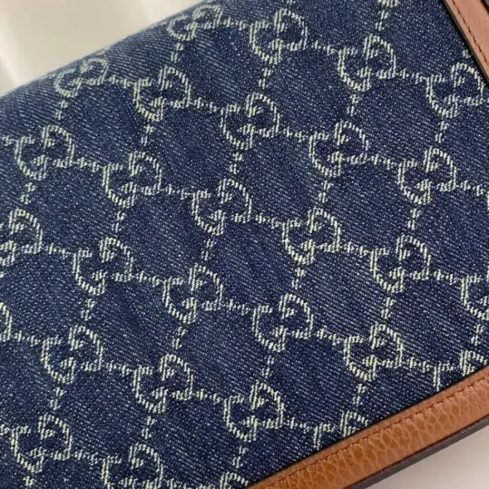 adding a touch of elegance.The bag features a detachable Web shoulder strap in blue and red