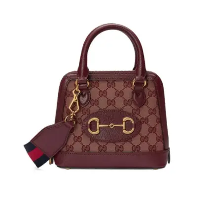 The Gucci Horsebit 1955 GG Mini Bag in Burgundy GG Canvas is a must-have accessory that effortlessly combines timeless style with modern practicality.With dimensions of 20 x 19.5 x 7.5 cm