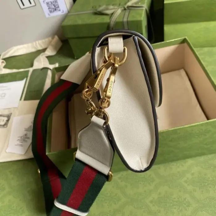 adding a touch of sophistication. The dimensions of the bag are 26 x 16 x 4 cm