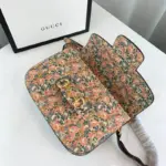 earning the nickname “Liberty Style” during Italy’s Art Nouveau period.The unique design of this bag includes a special mechanism to adjust the length of the shoulder strap