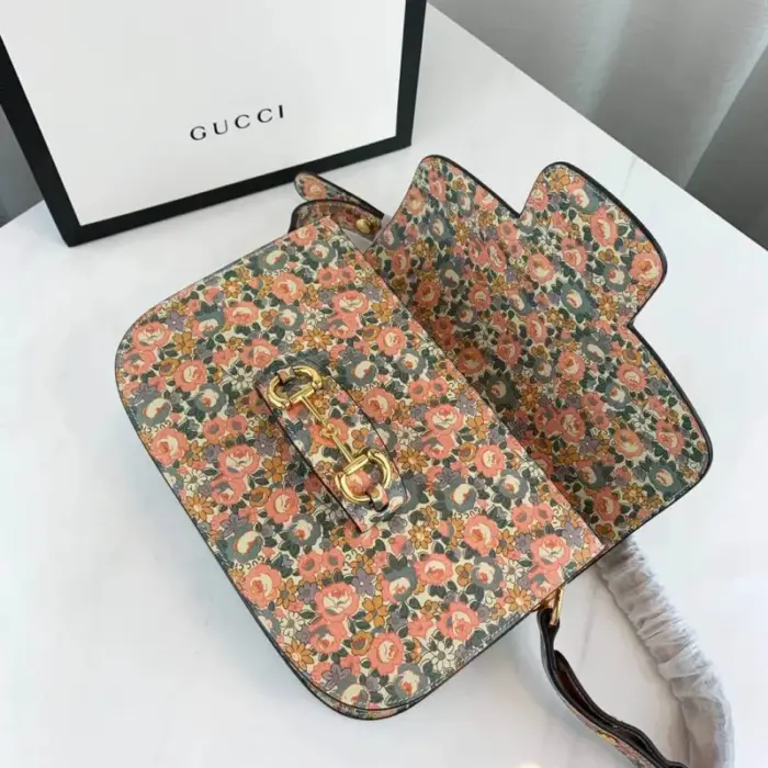 earning the nickname “Liberty Style” during Italy’s Art Nouveau period.The unique design of this bag includes a special mechanism to adjust the length of the shoulder strap