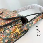 allowing it to be worn on one shoulder or cross-body. Its dimensions are 25 x 18 x 8 cm